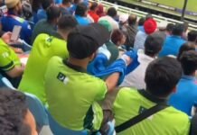 Seeing the bad condition of Pakistan, the fan betrayed, changed sides in the middle of the match