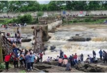 PM Modi spoke to CM Fadnavis on the Indrayani bridge accident, four people died