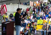 Washington state governor vows he will never ‘bend the knee’ to Trump at No Kings rally Gov. Bob Ferguson addresses a No Kings rally in Everett on Oct. 18, 2025.