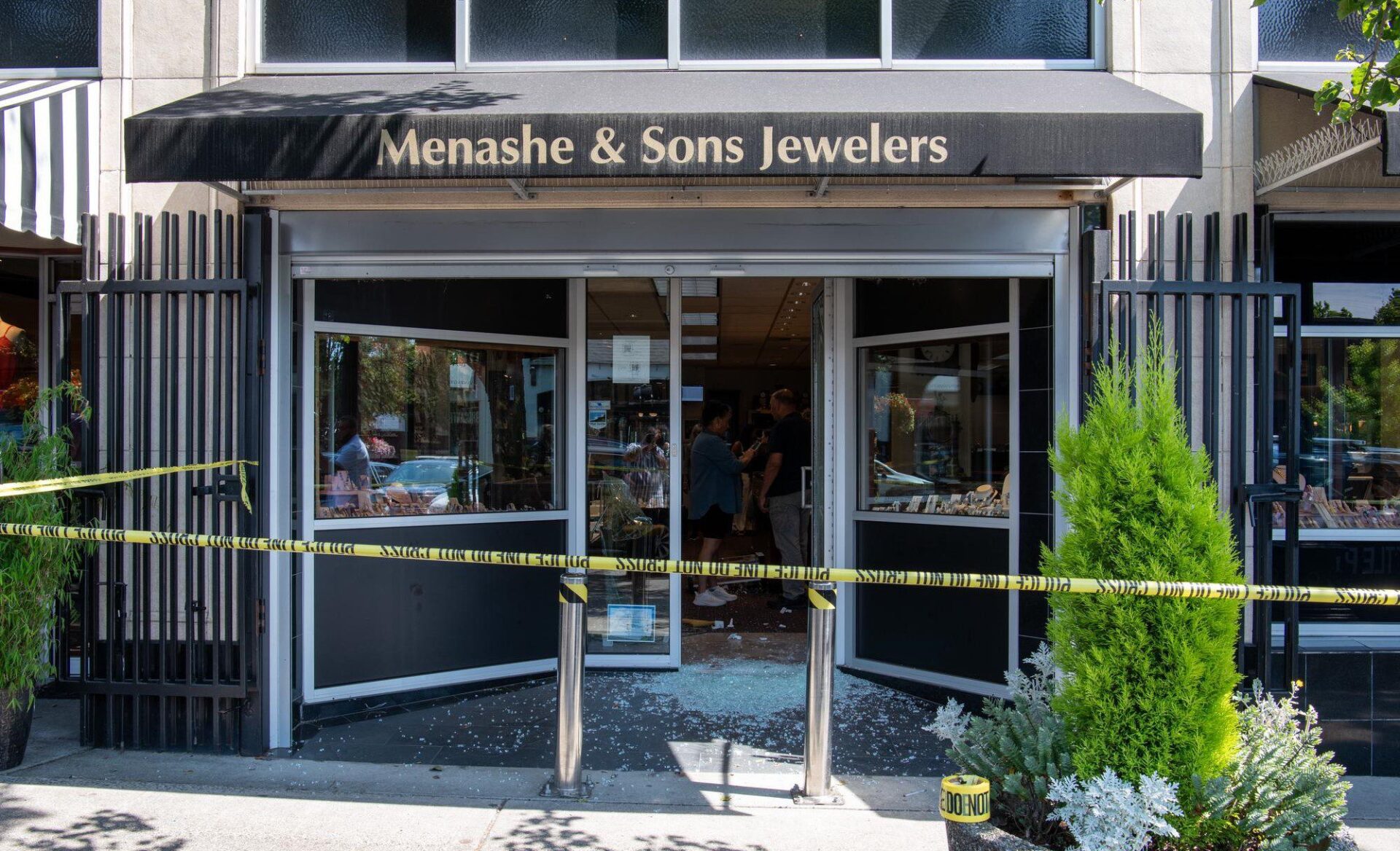 Seattle police detectives on scene of a brazen smash and grab jewel heist in West Seattle on Aug. 14, 2025.
