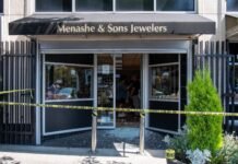 Seattle police detectives on scene of a brazen smash and grab jewel heist in West Seattle on Aug. 14, 2025.