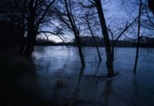 After days of flood and slide threats, a small WA town begins to breathe a sigh of relief The Skagit River begins to recede near Concrete