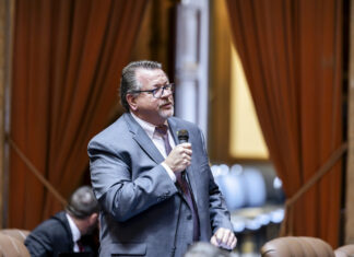 Ex-Washington lawmaker Eric Robertson dies Former state Rep. Eric Robertson speaks on the House floor in 2024